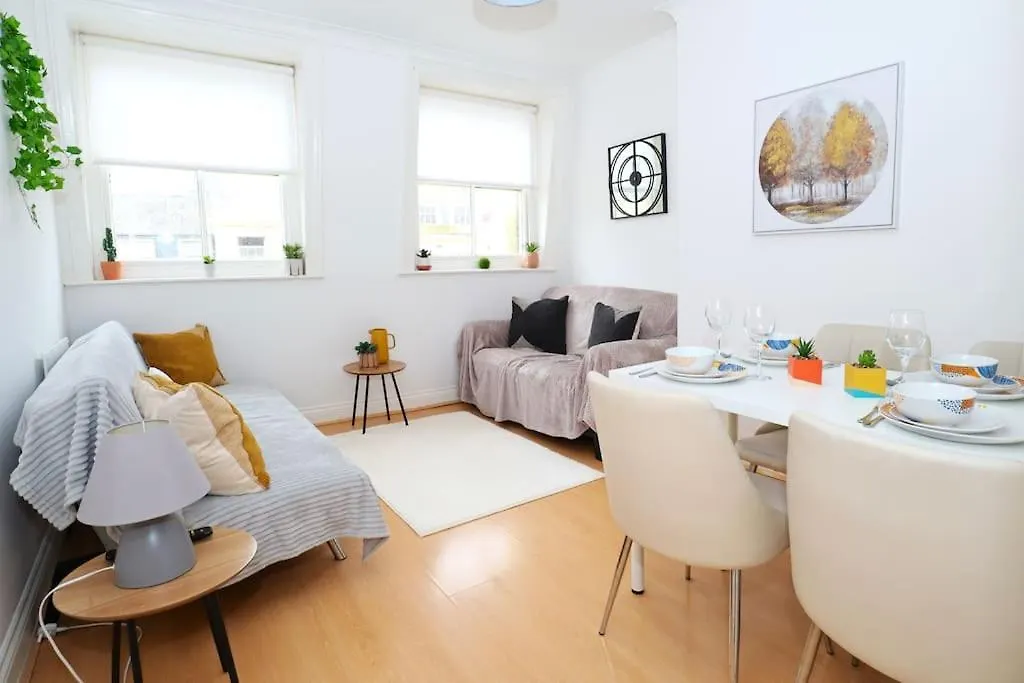 Stylish Sea Front 2 Bed Apartment For 6 Guests联系方式