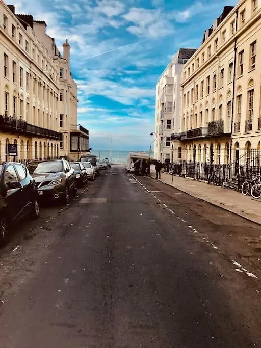 Stylish Sea Front 2 Bed Apartment For 6 Guests 布赖顿